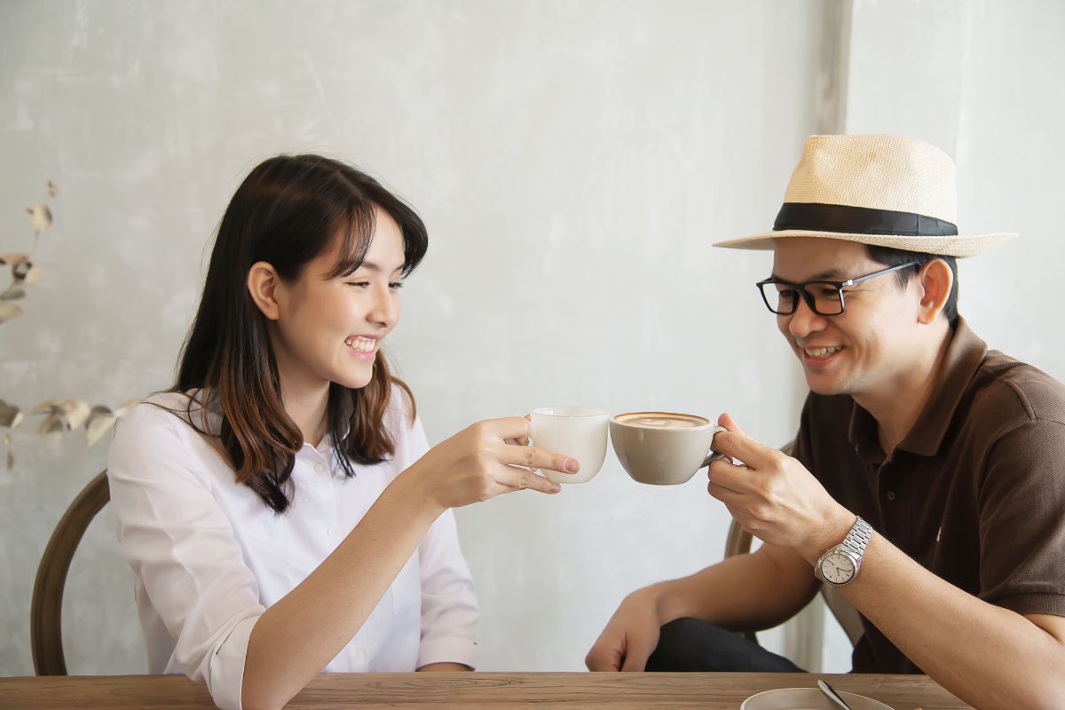 Pria dan wanita sedang menikmati kopi