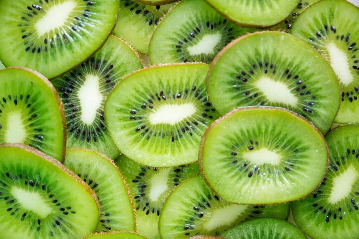 Potongan buah kiwi segar