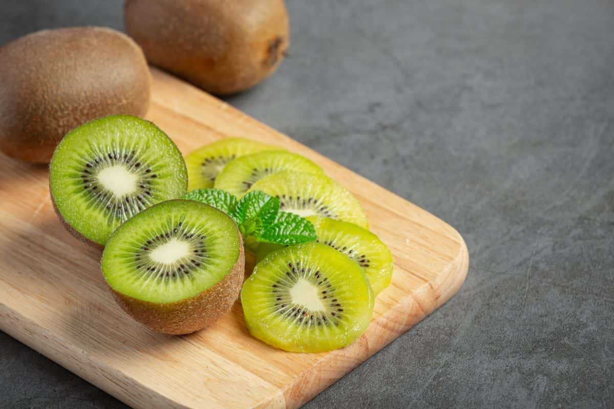 Potongan kiwi hijau di atas nampan