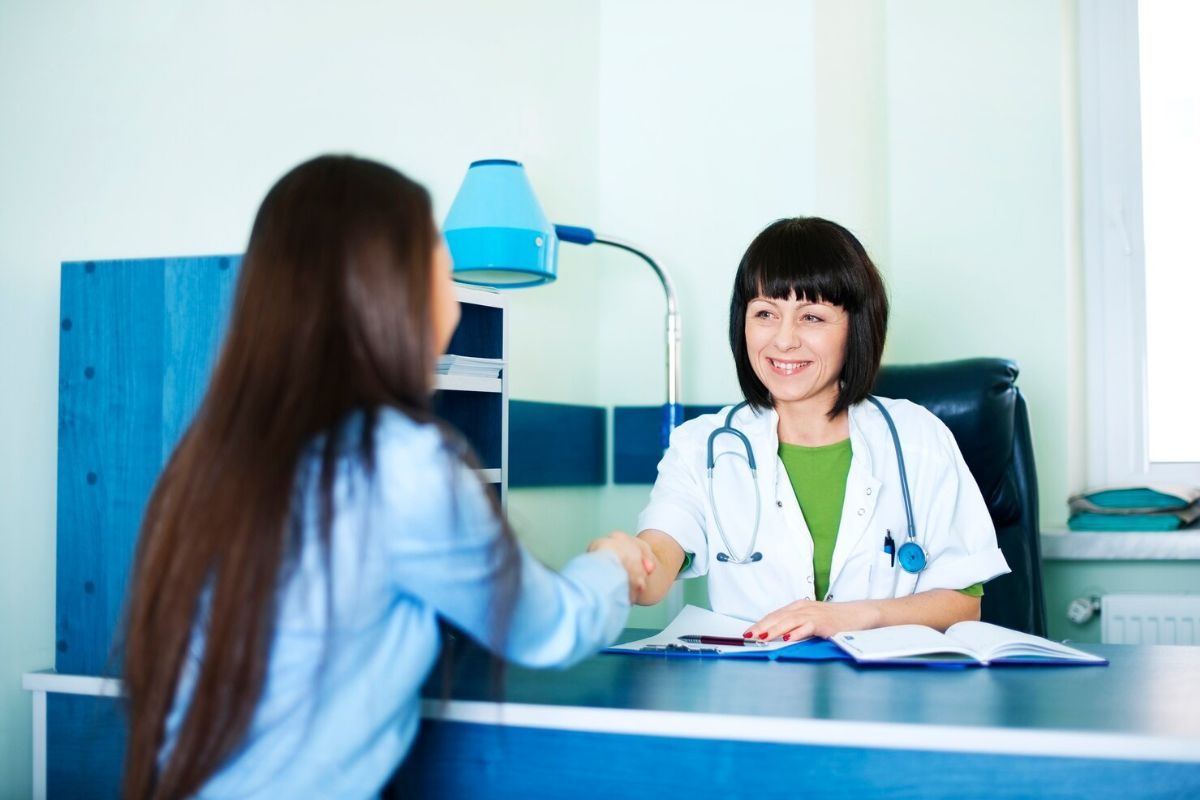 Pasien bersalaman dengan dokter setelah konsultasi