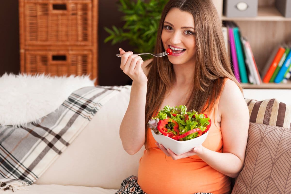 ibu hamil yang memakan salad