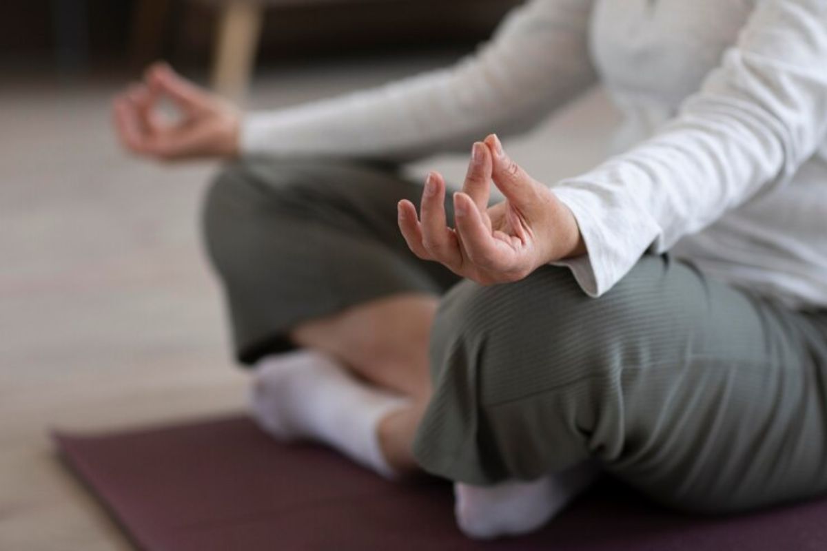 Seorang wanita sedang melakukan meditasi