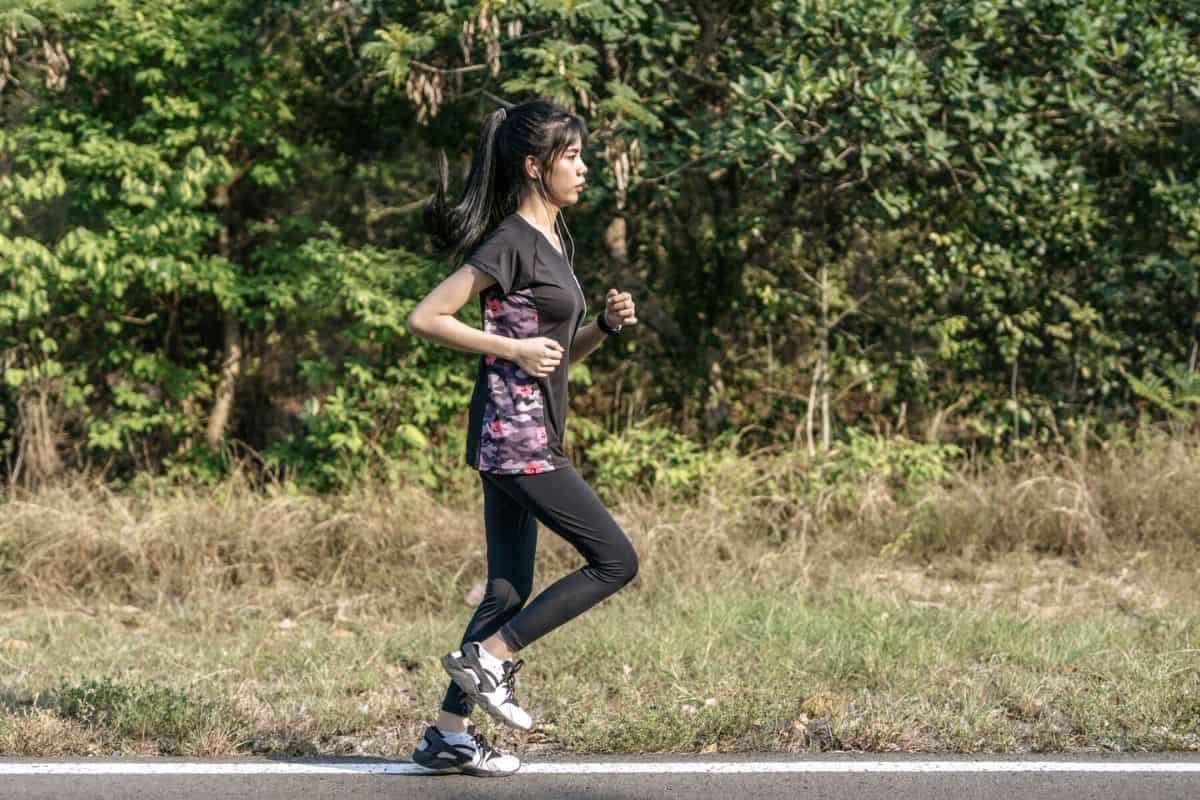 Wanita sedang berlari kecil