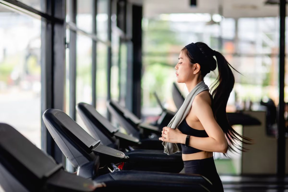 Perempuan melakukan kardio di gym