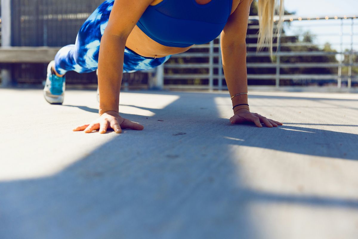 orang yang melakukan push up