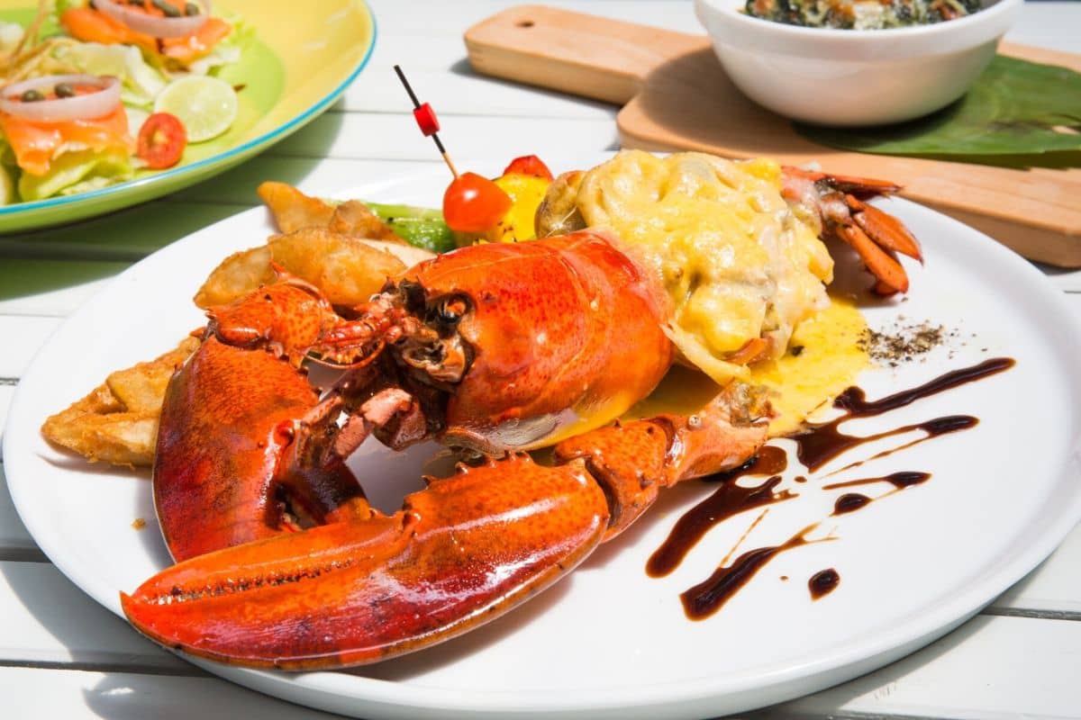 Hidangan lobster di atas piring