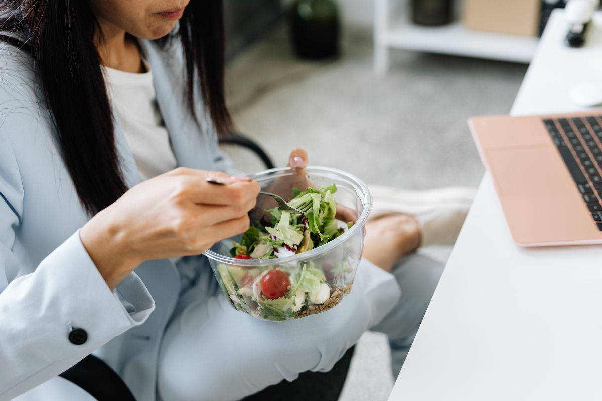 Seorang wanita sedang makan sayuran