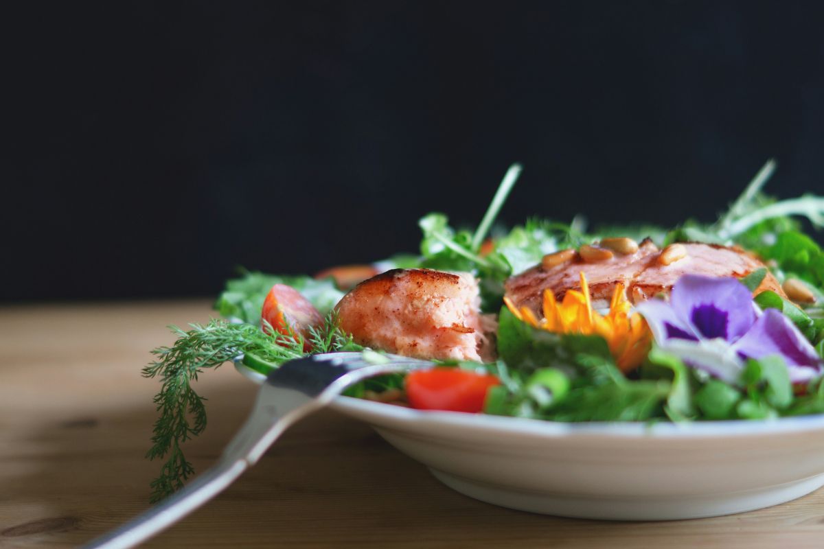 sepiring salad dengan ikan panggang