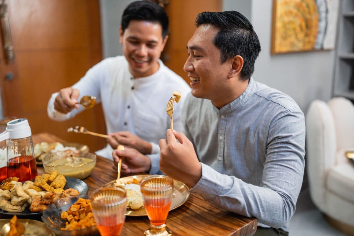 Dua orang pria sedang makan malam