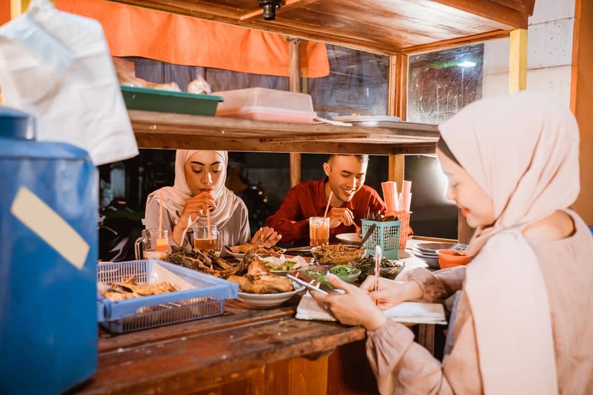 Pria dan wanita sedang malam malam di angkringan