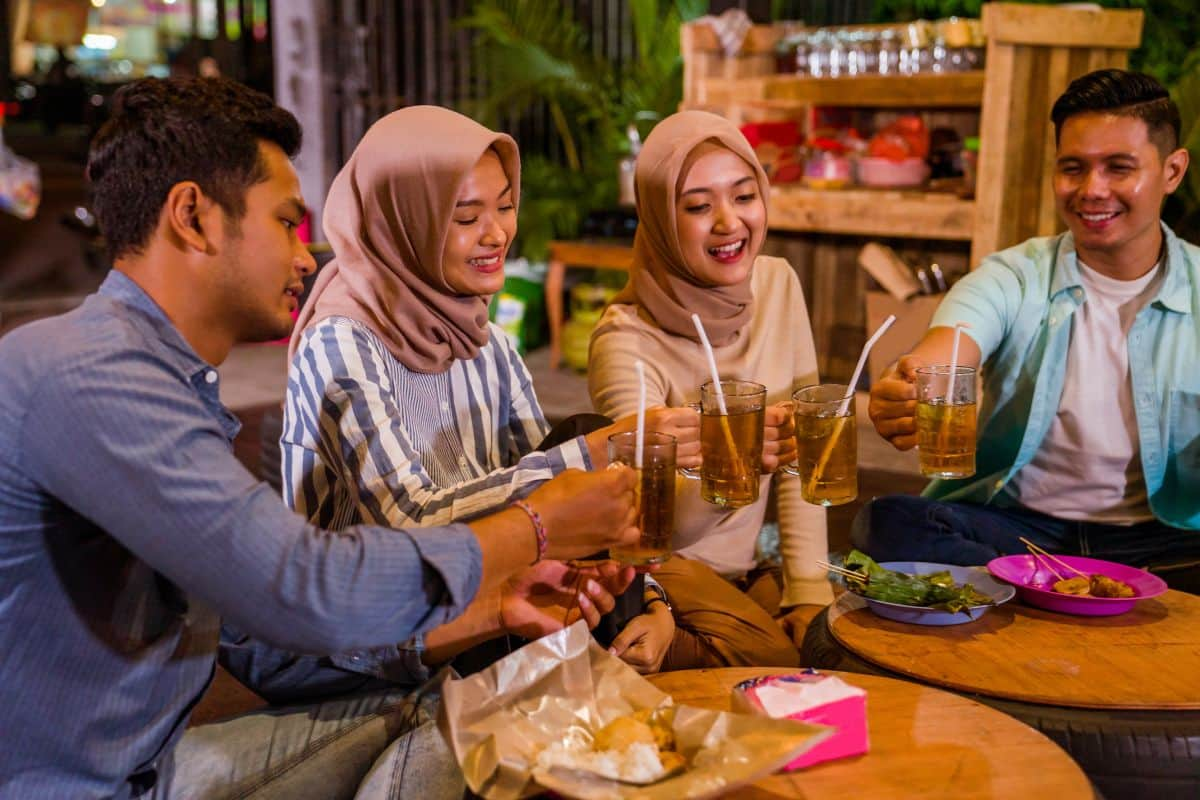 Pria dan wanita sedang makan malam di cafe