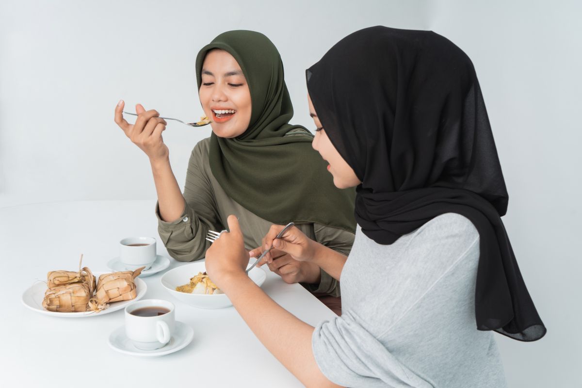 Dua orang wanita sedang makan pagi