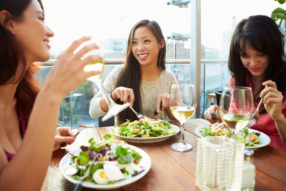 Tiga wanita sedang makan siang