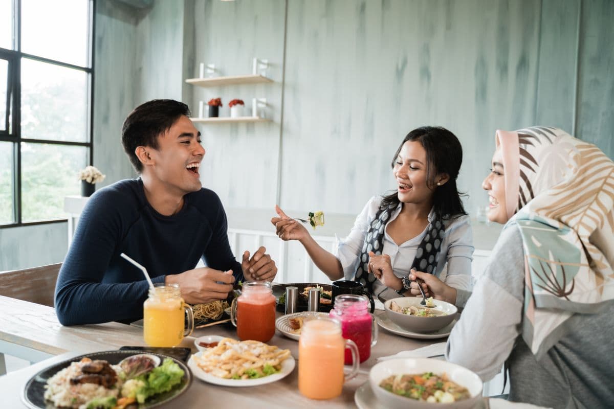 Pria dan wanita sedang menikmati makan siang