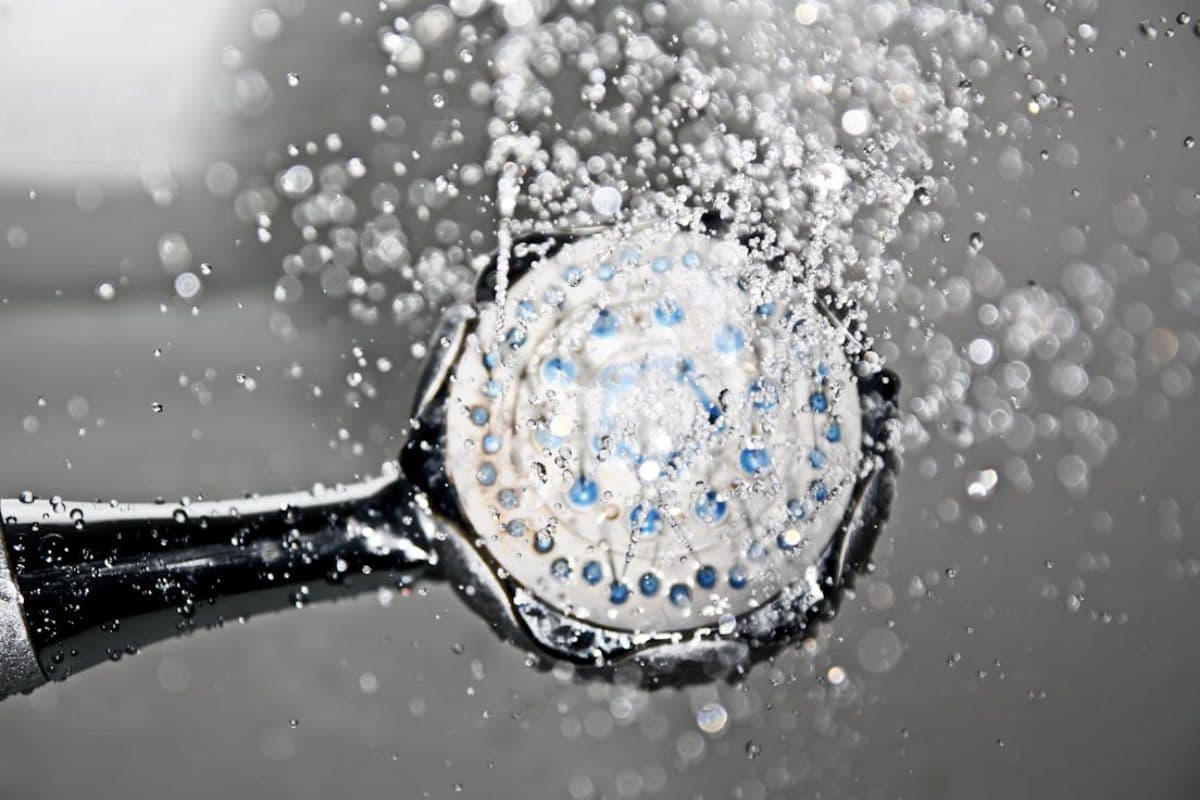 Air mengalir dari shower head