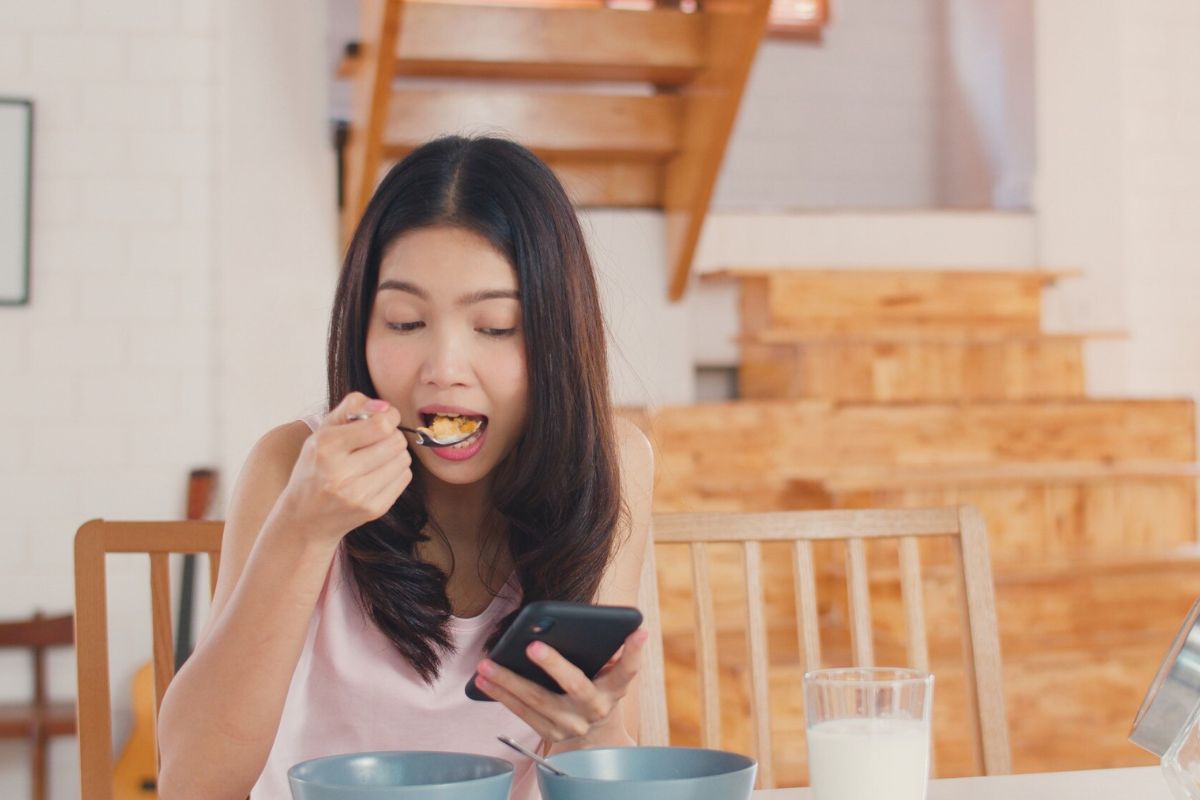 Perempuan sedang makan nasi