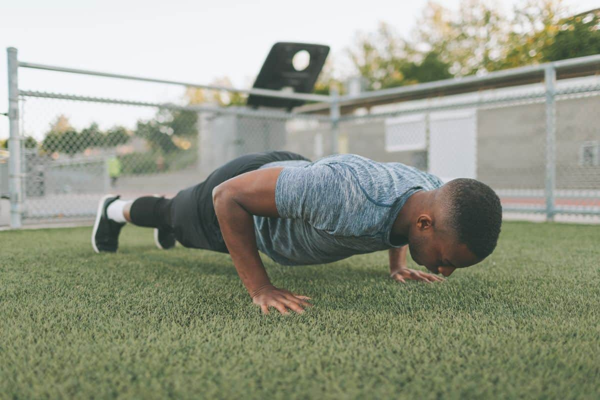 Seorang pria sedang melakukan latihan fisik push up