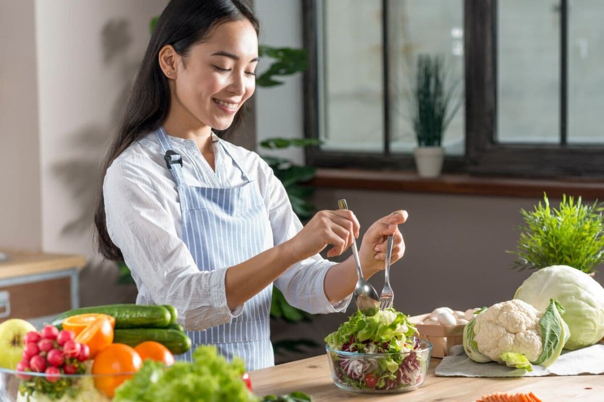 Perempuan menyiapkan makanan