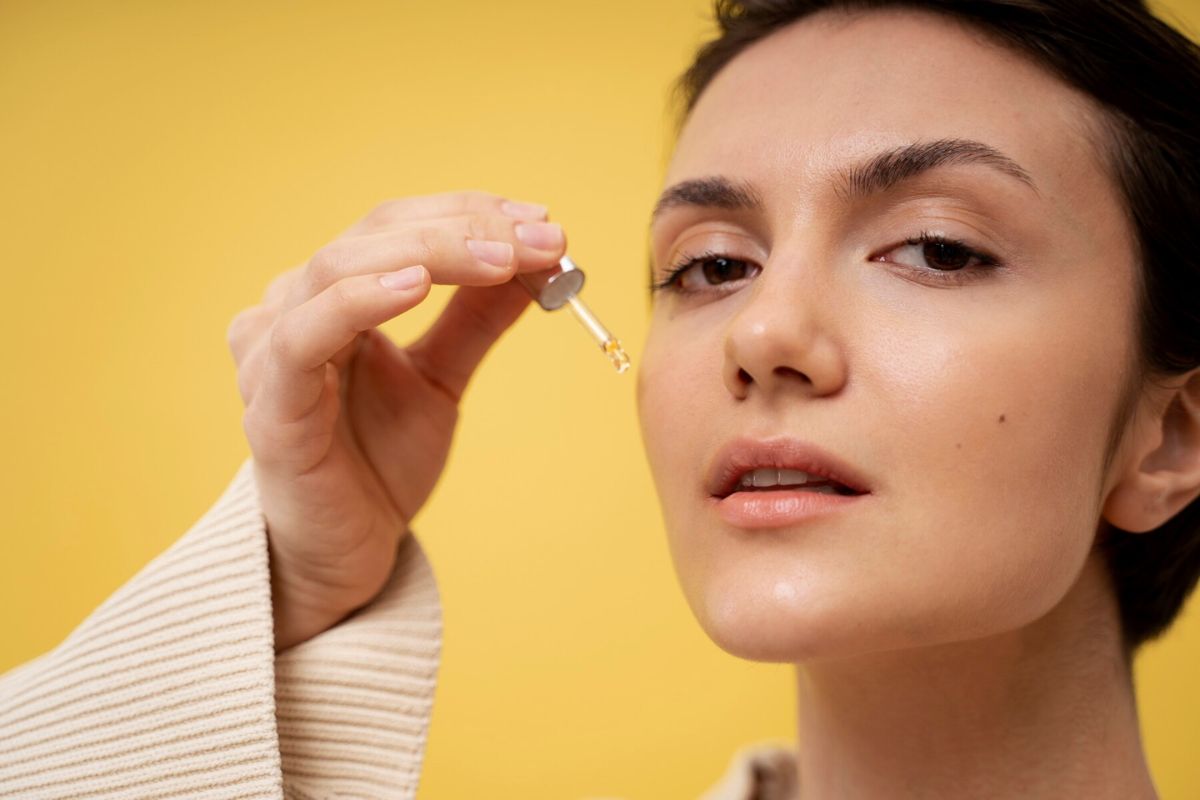 Seorang wanita sedang memakai serum