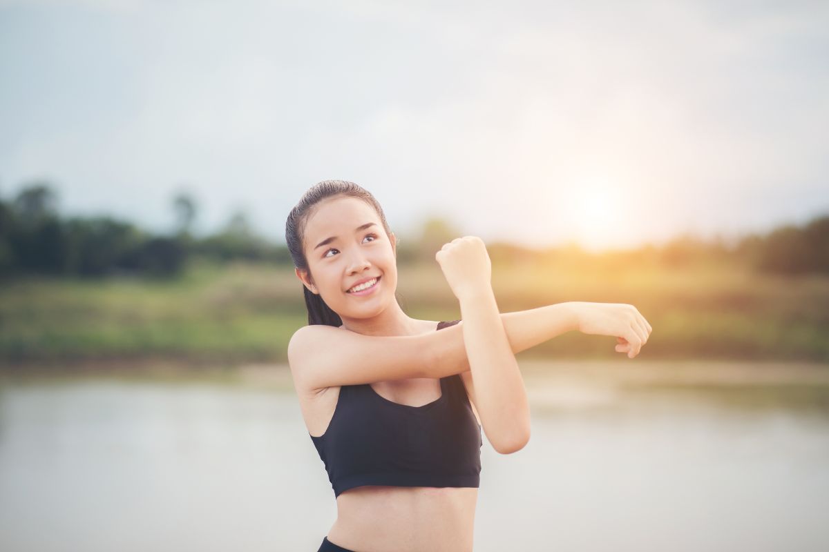 orang dengan kondisi badan segar yang sedang berolahraga