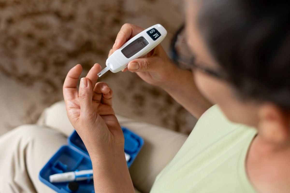 Pasien diabetes mengecek kadar gula darah mandiri