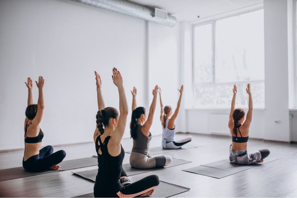 Mengikuti kelas yoga di studio