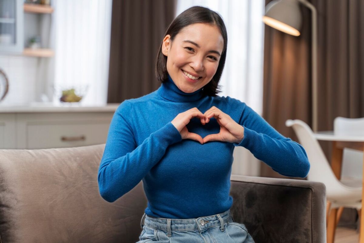 Perempuan berkaos biru