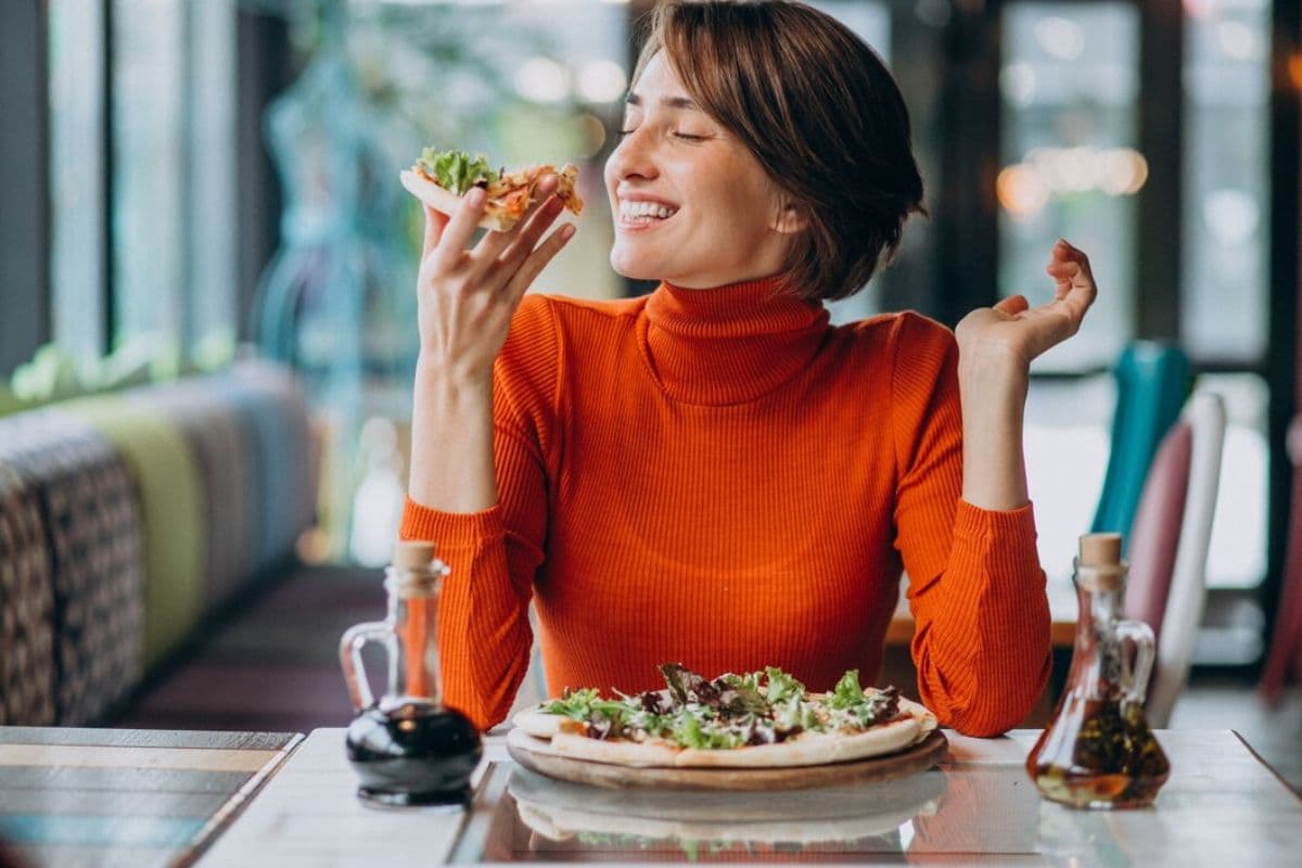 Perempuan menikmati makanannya