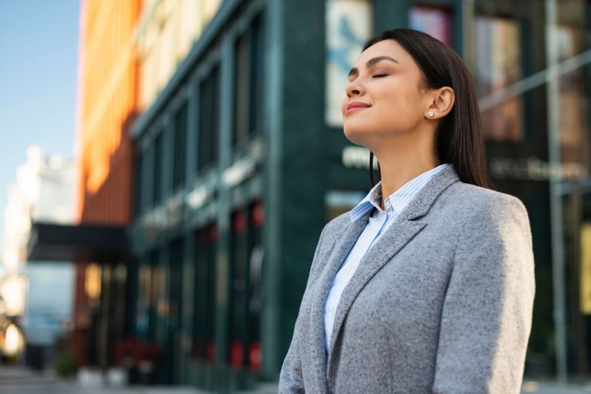 Perempuan di luar ruangan bernapas lega