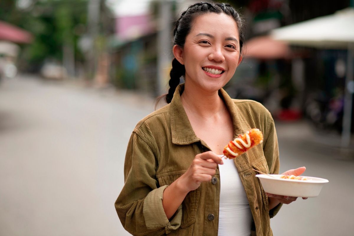 Seorang wanita sedang memegang corndog