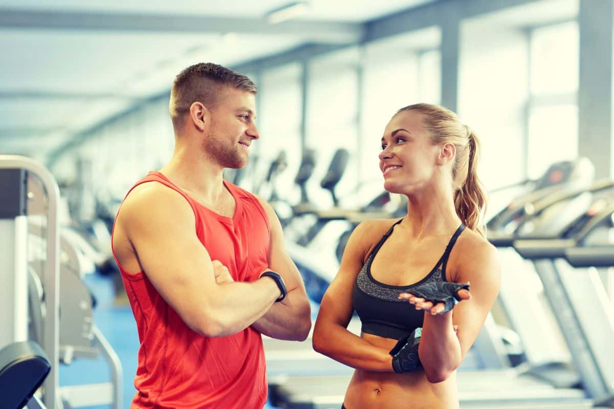 Seorang pria dan wanita yang sedang berbincang di tempat gym