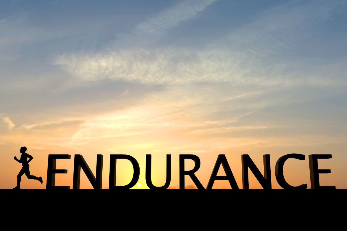 Siluet orang berlari dengan tulisan 'Endurance'