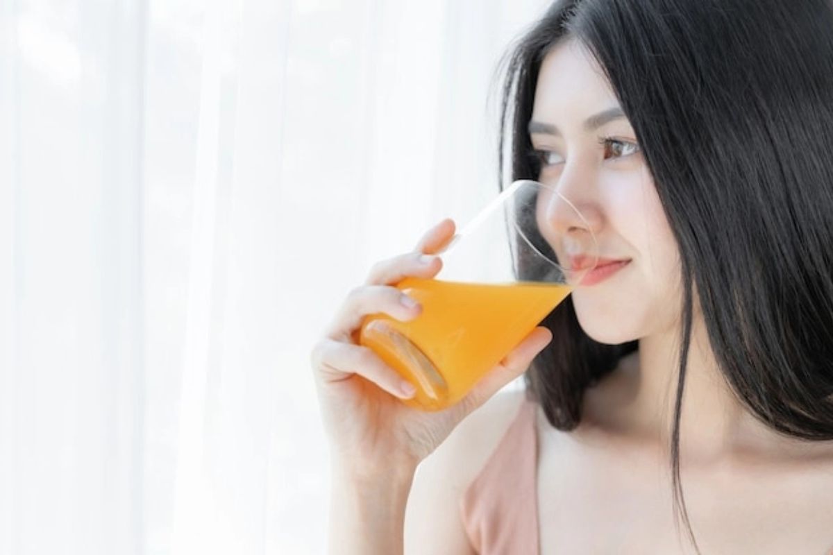 Perempuan meminum jamu