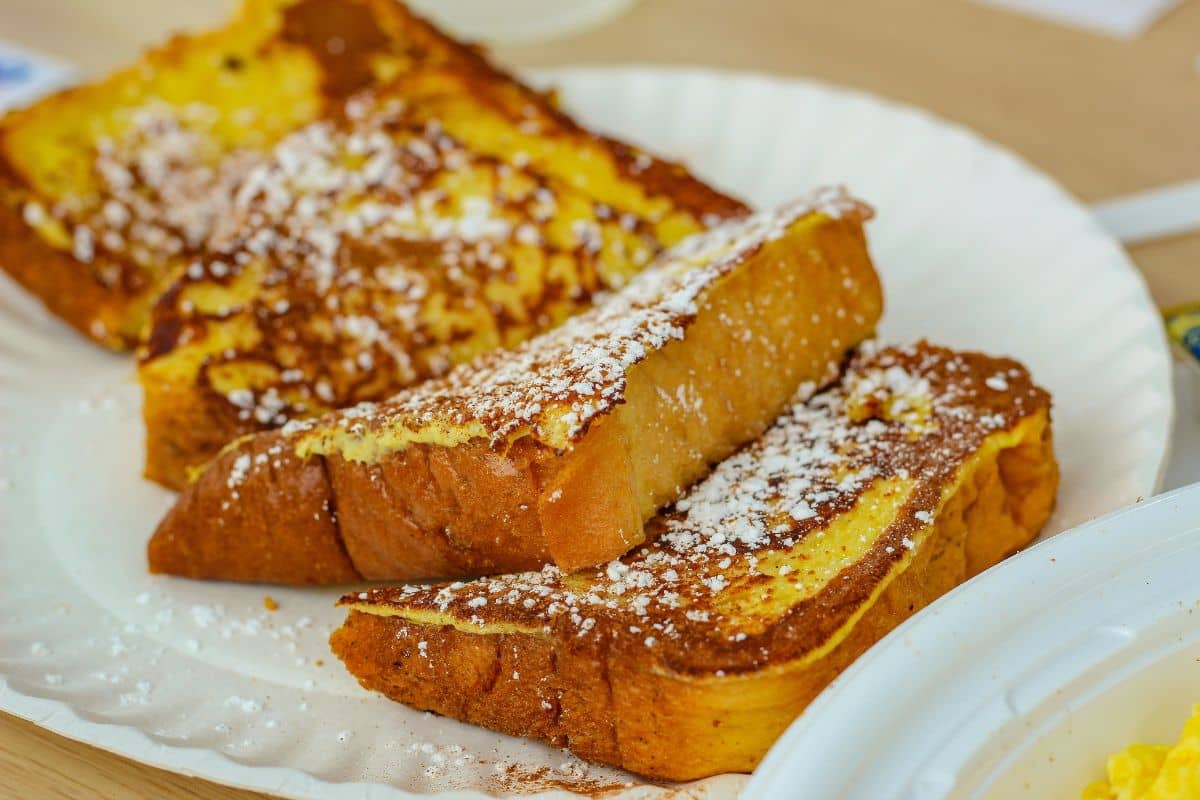 sepiring french toast