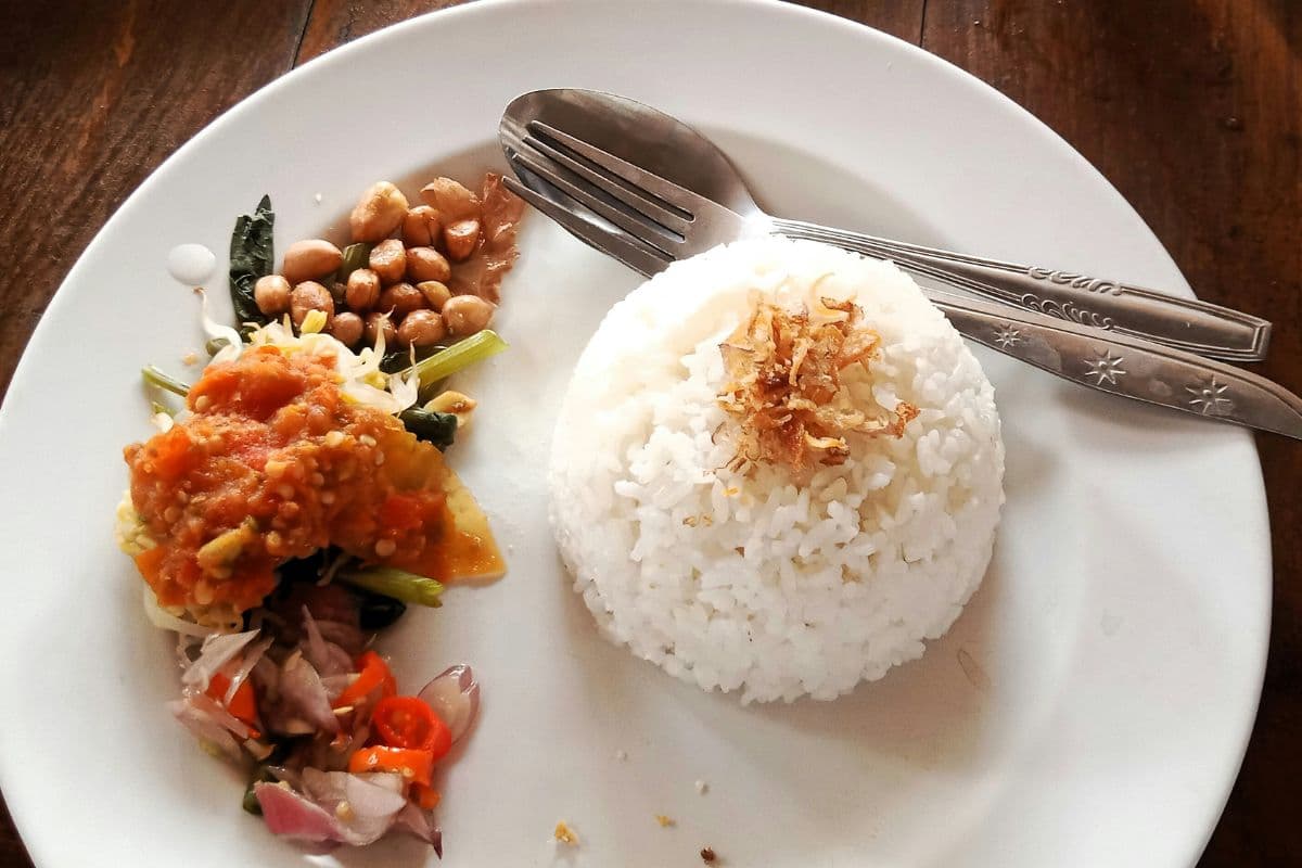 sepiring nasi putih dan sayuran serta sambal