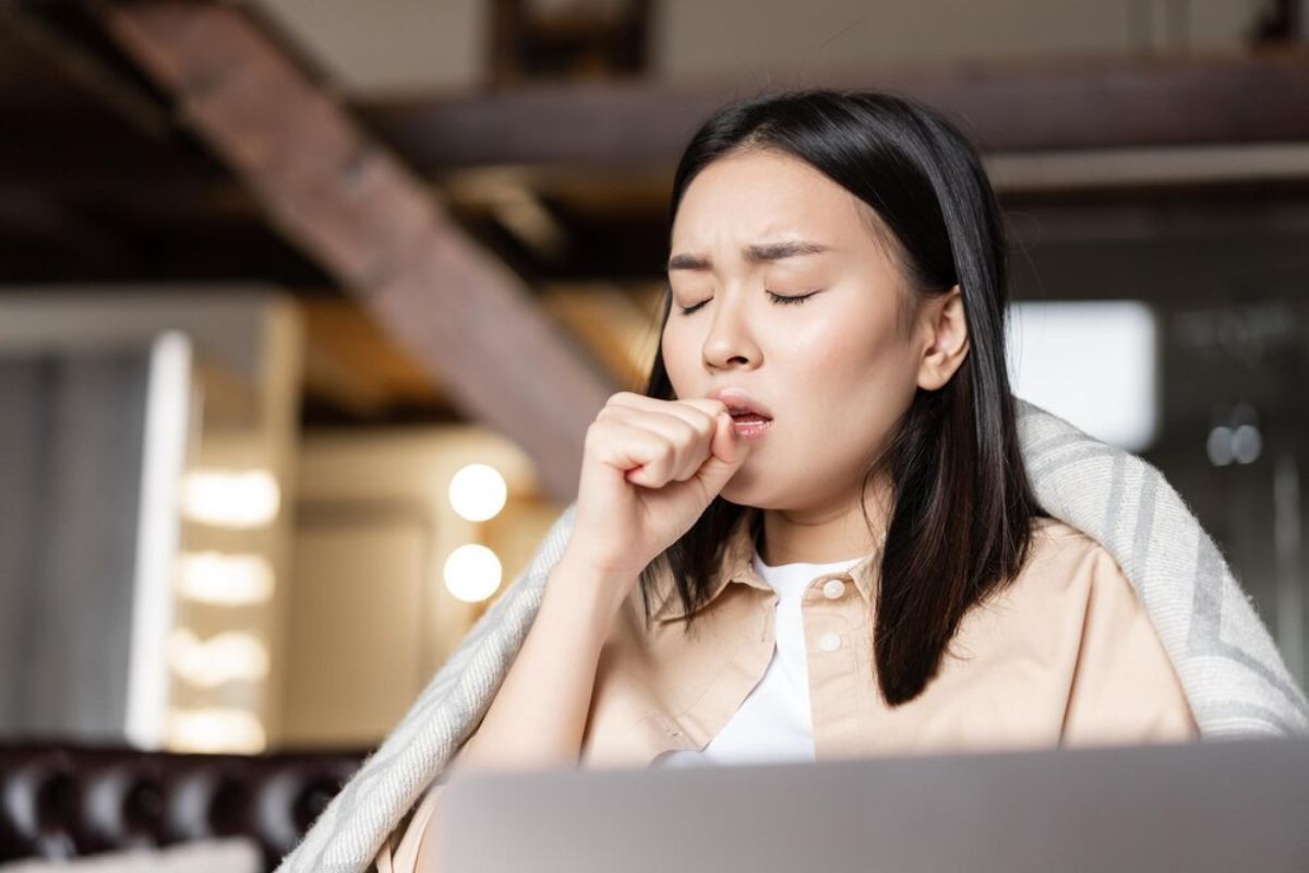 Perempuan sedang batuk