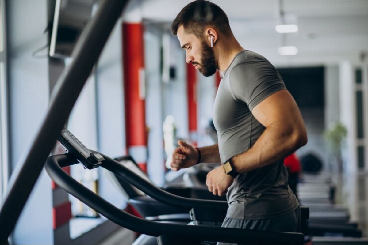 seorang pria berolahraga di treadmill