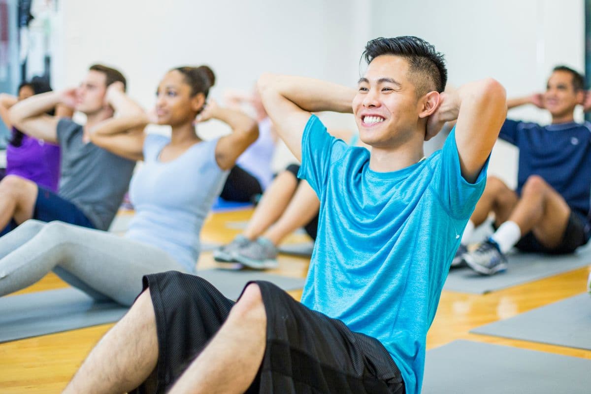 Seorang pria sedang melakukan sit up