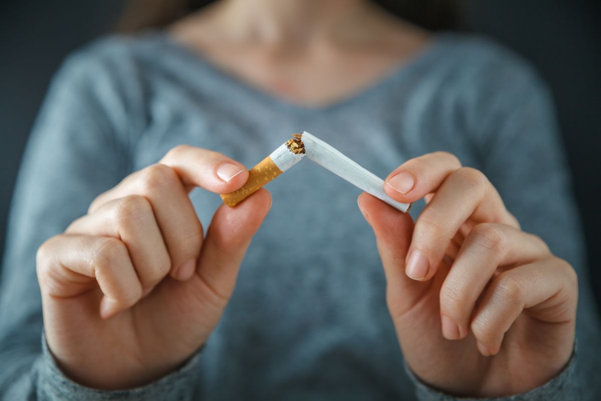 Wanita mematahkan batang rokok