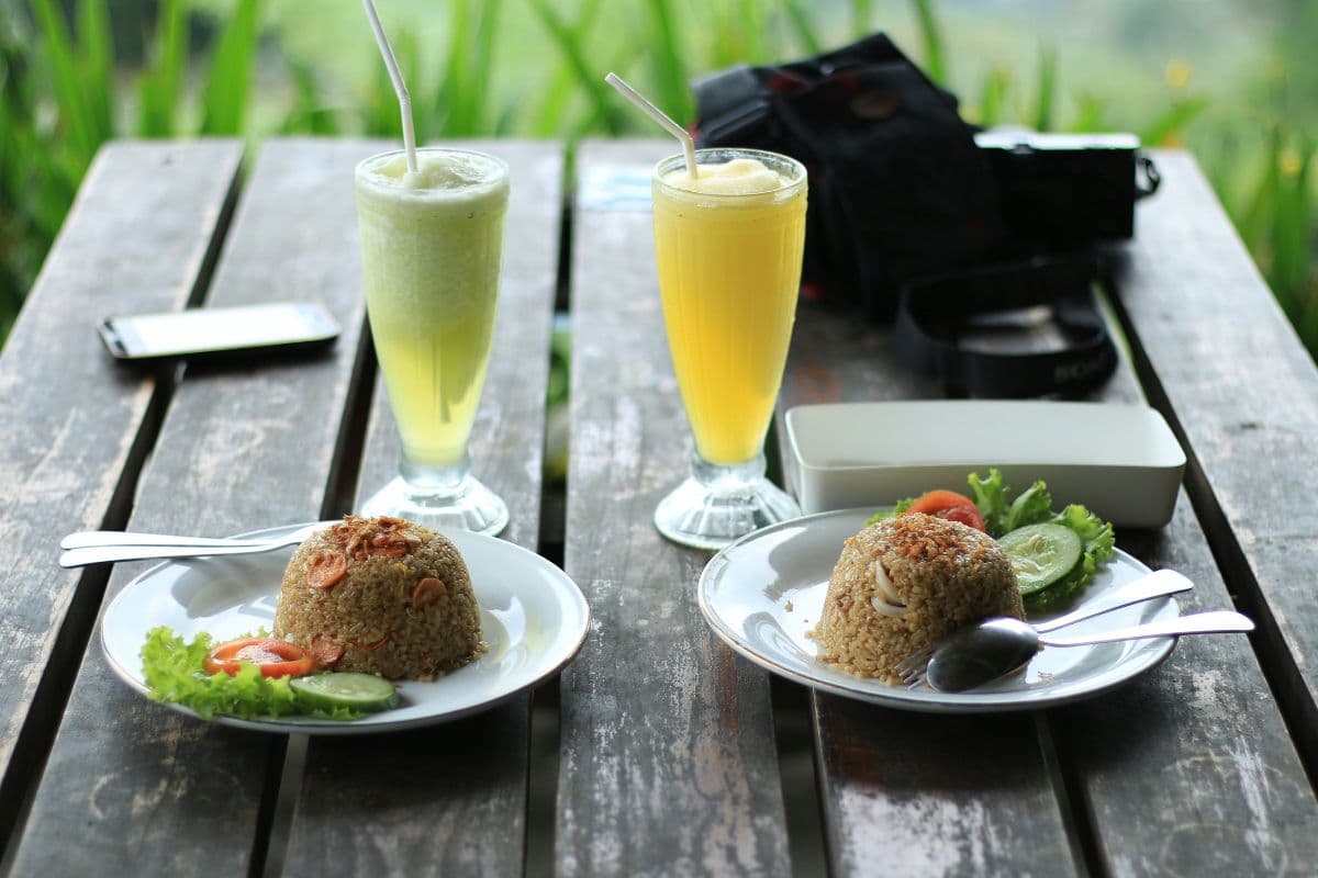 dua piring nasi goreng dan jus buah di atas meja