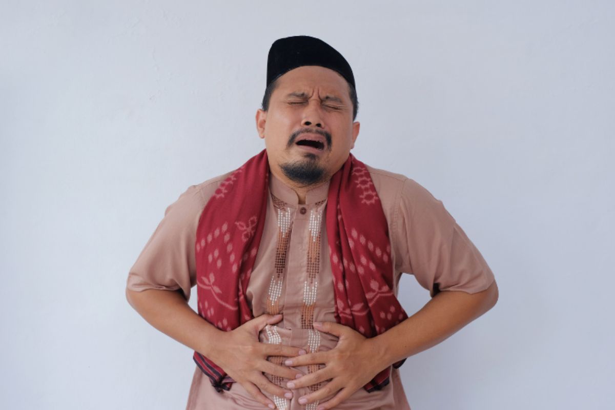 orang yang memegang perut karena lapar