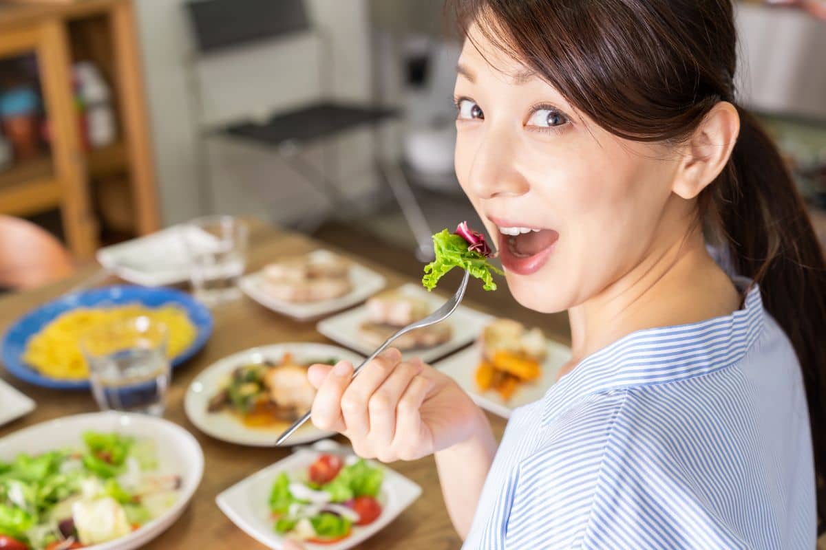 Wanita memakan sayur