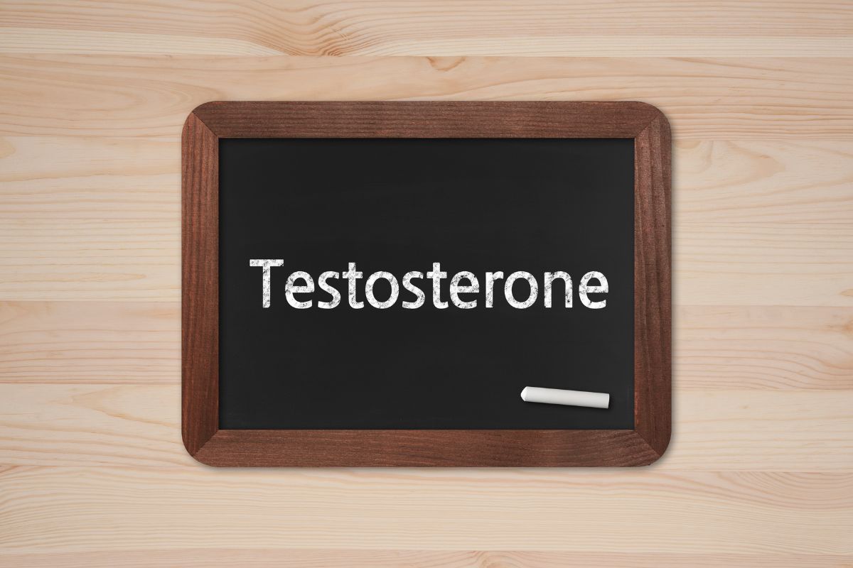 Papan tulis bertuliskan testosterone