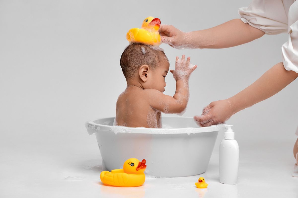 Bayi sedang mandi menggunakan sabun