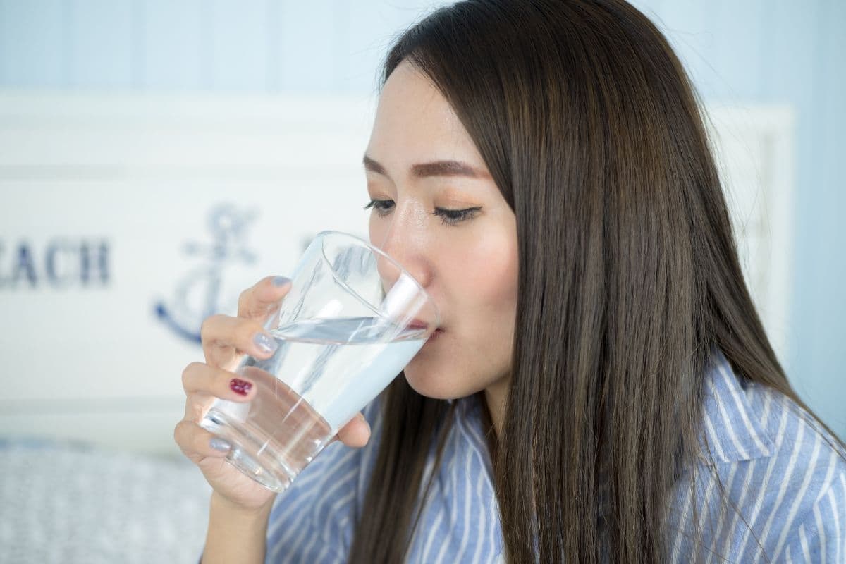 Wanita meminum air putih