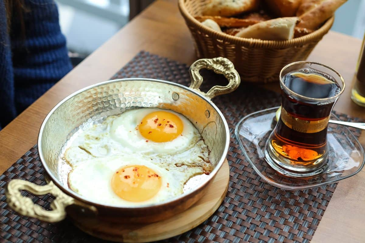 orang yang memasak telur