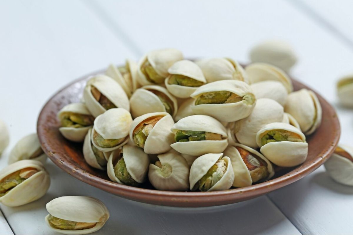 Pistachio di atas piring