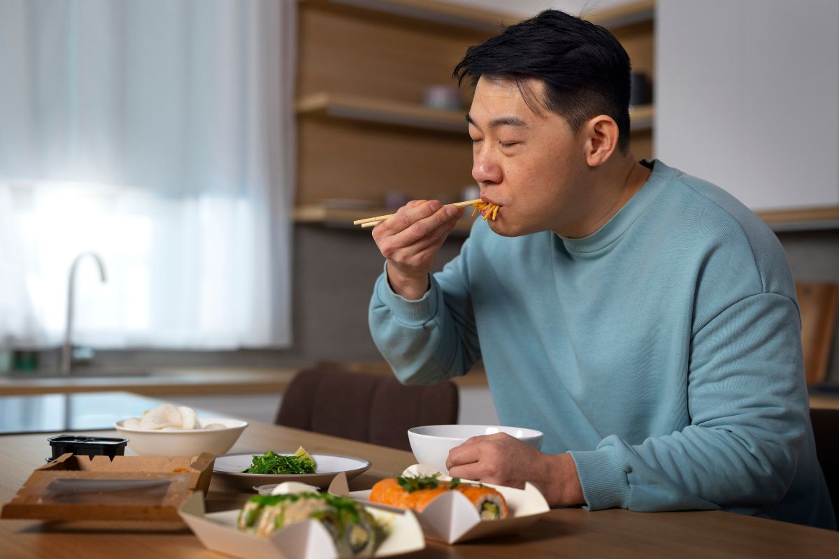 orang yang makan sushi dan makanan lain