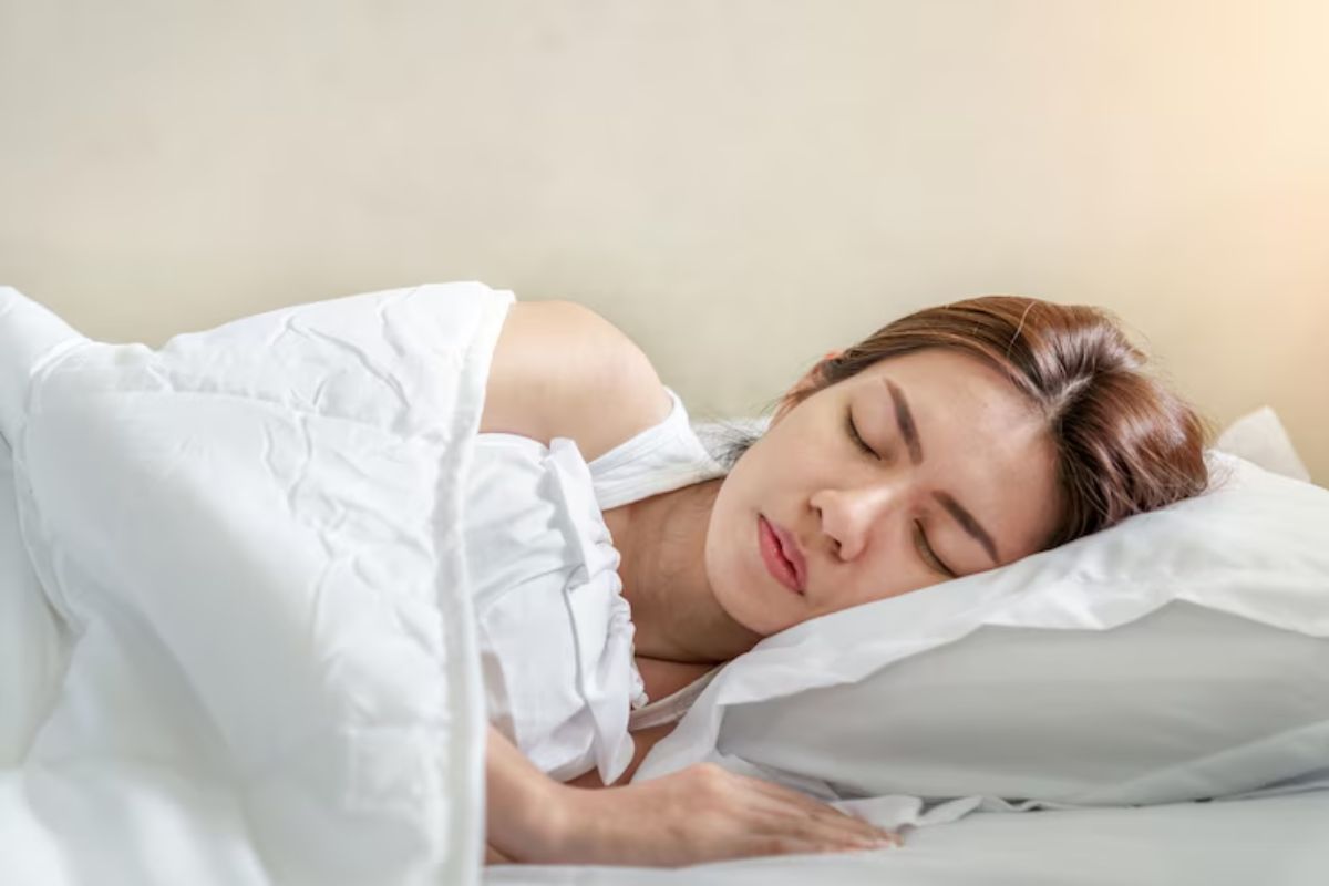 Seorang perempuan sedang tidur dengan posisi miring