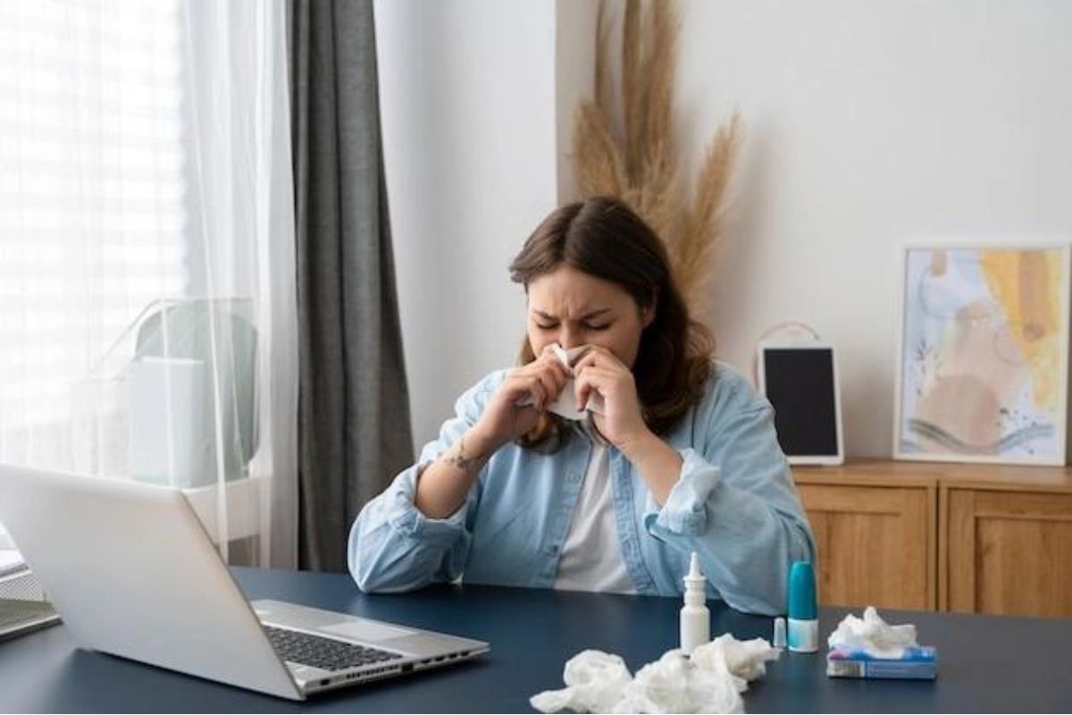 Perempuan menghabiskan banyak tisu karena pilek